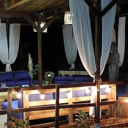 Domaine Authentique De Rose Luxury tent